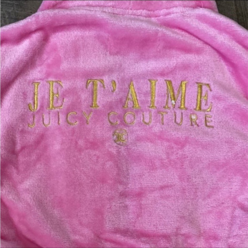 Pink Velour Juicy Couture Robe that says “Je T’aime Juicy Couture” on back